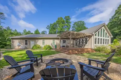 Image de Secluded waterfront paradise on 56 beautiful wooded acres!