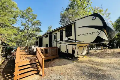 Image de Cozy/5th wheel camper/ fire pit/large deck/close to Hochatown/Pine Creek Lake