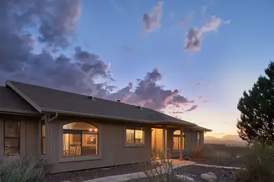 Image de Look No Further-4, 000sf Hillside with Views Tv's & Pool Table