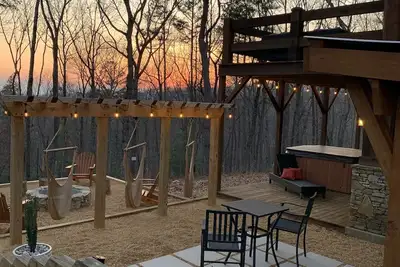 Image de Cozy Bear Lodge Log Cabin, Big Green Egg, Outdoor Grill Station, Hot Tub grotto