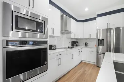 Image de Beautiful 4 bedroom home 5 minutes away from the movie theatre.