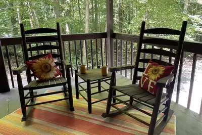 Image de Cheerful & Cozy 2bd/2ba Cabin. Amazing rates for your visit!