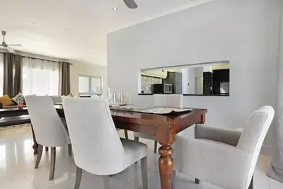 Image de Entire Prestigious Villa within Tourism Sites