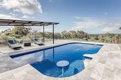 Image de Woodbridge Vista - Heated Pool with Views of the Bay.