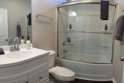 Image de Brand New Home ★ Huge Private Yard ★ Sleeps