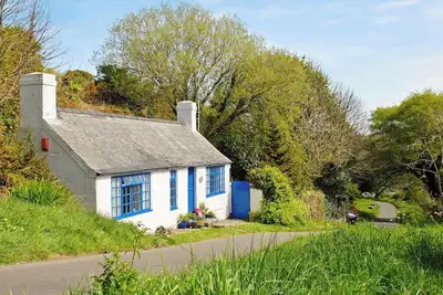 Image de An 18th century cottage nestled within Pembrokeshire, close to spectacular sea views.