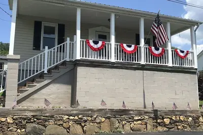 Image de Quaint New River Cottage - Relax and enjoy nature’s beauty in Fries, Va