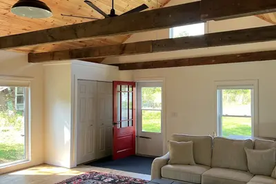 Image de Newly Renovated Country Farmhouse. Great room, Large kitchen, Bright 3 bd/2. 5 ba