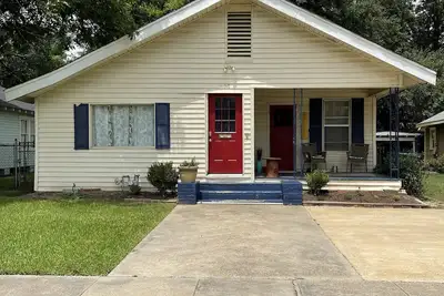 Image de Adorable Monroe Garden District Home