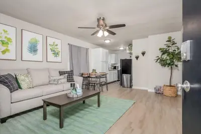 Image de Fresno Apt | Parking | 1/1 |Near Gazebo Gardens