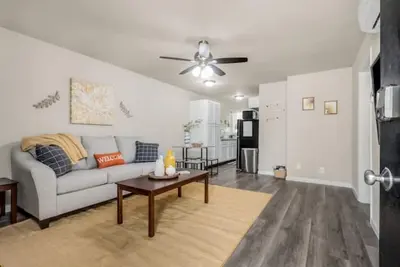 Image de Fresno Apt| 1/1 | Parking|Next to Gazebo Gardens!