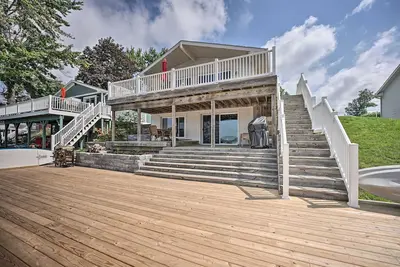Image de Lakeside home with large deck for enjoyment