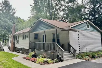 Image de Sugar Creek Place is Your Cozy Private Creekside Getaway!