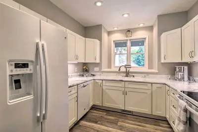 Image de Lake Keowee Condo w\/ Community Pool & Marina!