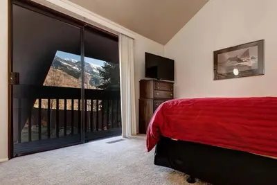 Image de Phenomenal Getaway w/ Private Hot Tub, Mountain Views & Prime Location