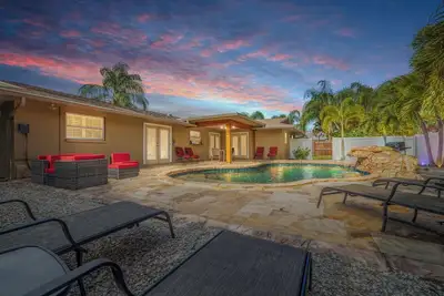 Image de House on 84th – Heated Pool, Fire Pit, Modern Kitchen & Tropical Backyard Escape
