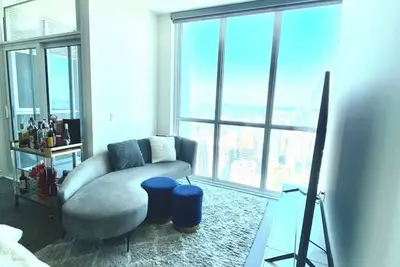Image de 50th Floor Luxury Yorkville Condo w Free Parking