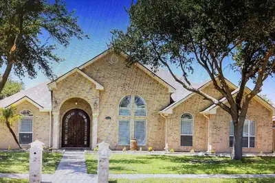 Image de Cheerful 4 Br place with pool, game room and after pool rest area