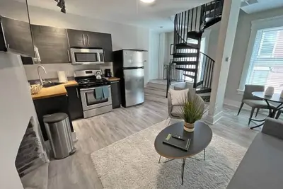 Image de Quiet 1-Bedroom Loft near Entertainment District