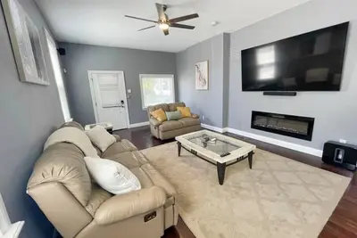 Comfortable 3-Bedroom Home 3-min drive to Downtown