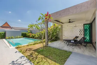 14-min walk from Bang Tao Beach, Family rooms-Pool Villas, free private parking.