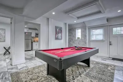 Image de This house is a 8 bedroom(s), 7. 5 bathrooms, located in Atlanta, Ga.