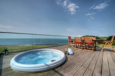 House 38 - sleeps 6 guests in 3 bedrooms