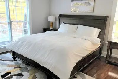 Image de 3 Bedroom ensuite Buckhead home with pool table