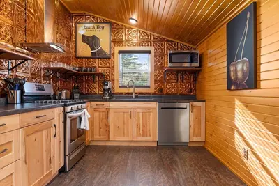 Image de Just outside Traverse City Hot Tub King Bed Fire Place Full Kitchen Pet Friendly