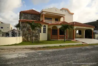 Spacious villa w/ pool and jacuzzi. 5 minutes from beautiful beaches