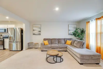 Image de Sunlit Milford Townhome < 2 Mi to Riverwalk!