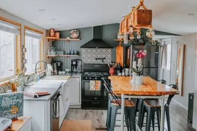 Image de HunnyHAUS: Deluxe Tiny*private spa*walk to town