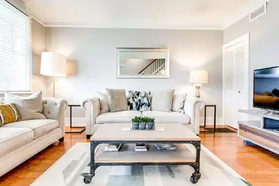 Image de Brookwood*Walk to Franklin*OutdoorTheater*Sleeps 8