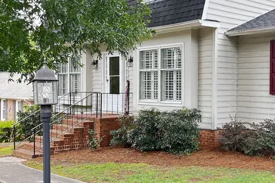 Prestigious 3bd/2. 5bd Home in North Hills Raleigh