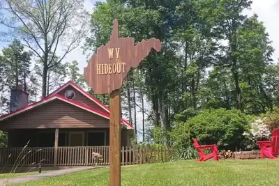 Image de Summersville Lake Pet Friendly Getaway