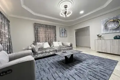 Luxury Vacation Home  Private & Quintessential 2. 4 mile to Accra center