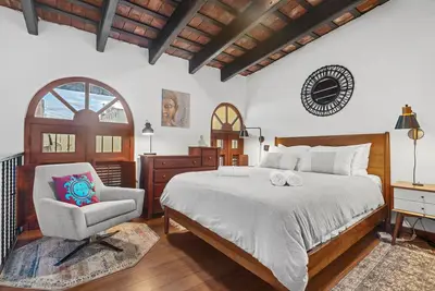 Image de Large Quiet Loft~ King Bed & in the Center of Town