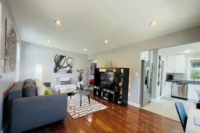 Image de Modern & Spacious-walk to metro w/ parking On-site