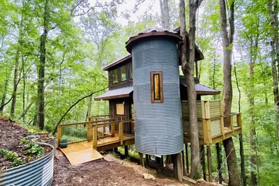 Image de Tech Time: Secluded Treehouse Overlooking Creek