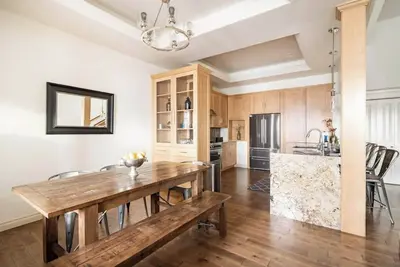 Image de Rooftop deck. Walk to downtown&River! Fire pit