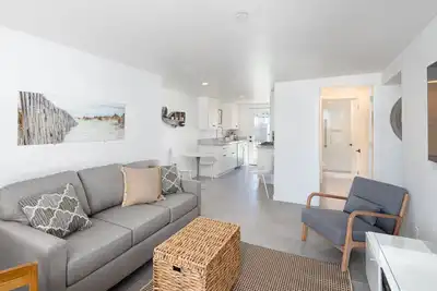 Image de Brand new downstairs unit with downtown location