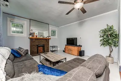 Image de Awesome House, 5 minutes to Dt, 2 miles to Stadium and Ruby Memorial!