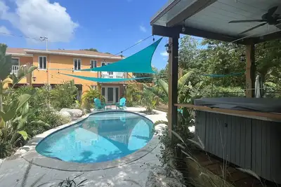 Image de Beautifully Landscaped resort home pool, hottub, fire pit & more!