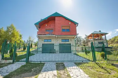 Mountain Villa Goldilocks with Interior Pool