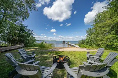 Image de Horseshoe Lake Cabin with Hot Tub, Games, Fire Pit, Snowshoes, Snowmobile Trails