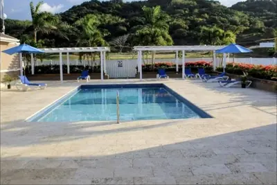 Image de Cozy yet elegant Jamaican vacation home with access to pool, beach, gym etc