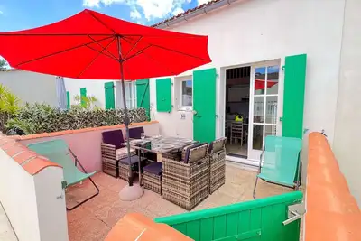 Image de Jolie maison à étage en résidence avec piscine