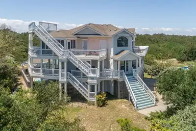 Image de Pet friendly home! Elevator & amazing pool bar with Tv, hot tub, deck views!