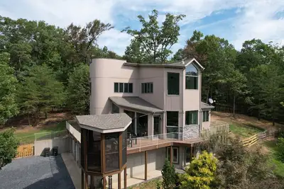 Image de Chateau Solace: Luxury Glass Villa w/ Hot Tub, Sauna, Gym & 10 Acres