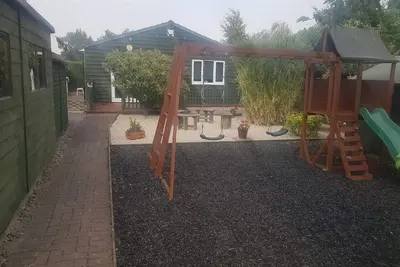 Image de 2 bed-Sleeps 4-Private Garden-Free Parking